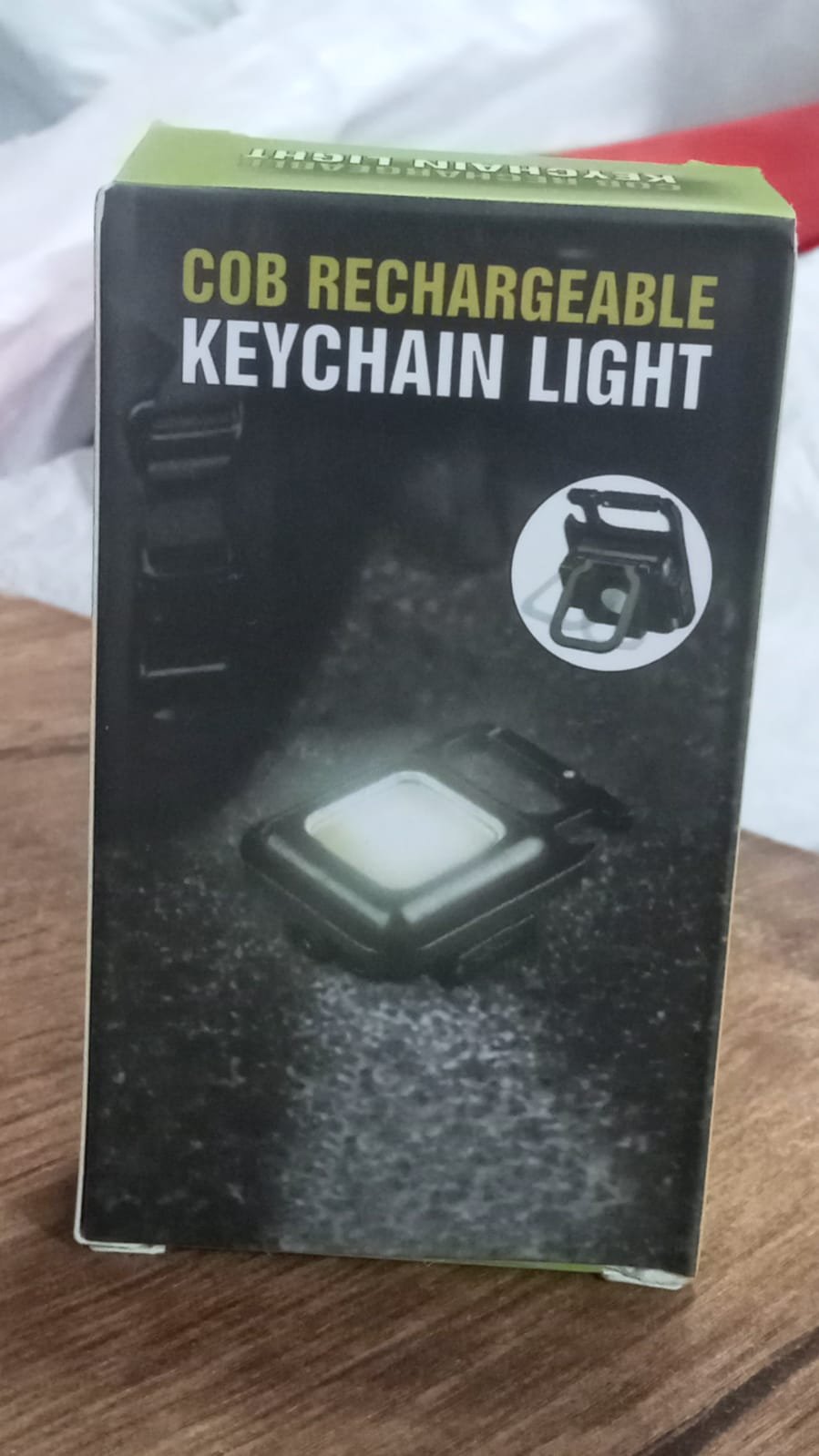 Mini lampe de poche porte-clés rechargeable 4035 avec 4 modes d'éclairage, lampe de poche portable ultralégère avec support pliable, décapsuleur et base magnétique pour le camping et la marche