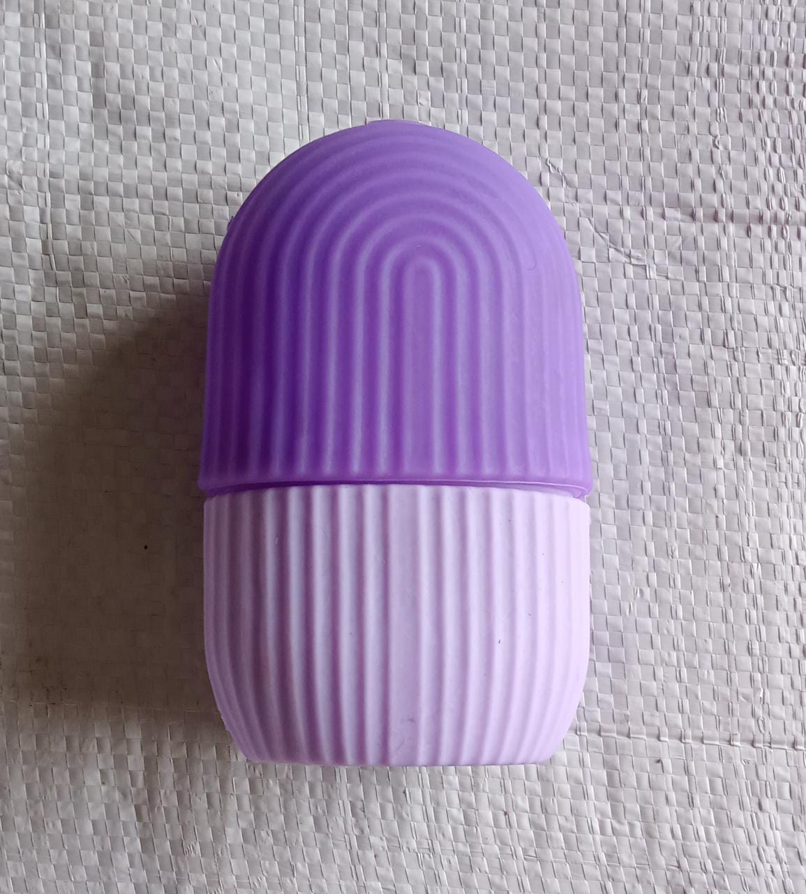 ROULEAU DE GLACE DE BEAUTÉ 1224P POUR MASSAGER DU VISAGE ET ROULEAUX POUR LE VISAGE RÉUTILISABLES POUR LES YEUX ROULEAU POUR LE VISAGE (couleur violette)