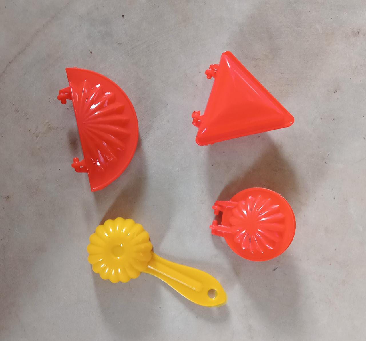 2403 4 pièces en plastique rouge outil de cuisine moule pâte presse